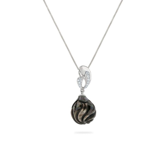 Carved Tahitian pearl pendant